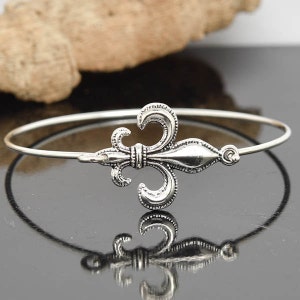 Brazalete Fleur de lis, Brazalete de plata de ley, Pulsera Fleur de lis, Brazalete apilable, Brazalete de dama de honor, Joyería de dama de honor, Pulsera nupcial