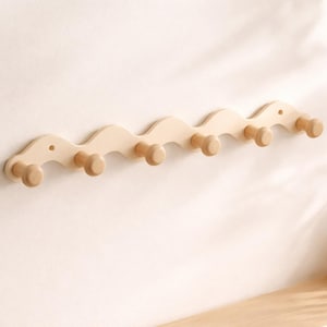 Peut inclure: Un ensemble de trois tasses en céramique avec une finition mate et mouchetée. Les tasses sont dans des tons crème, gris clair et gris foncé. Chaque tasse a un design simple et minimaliste et une anse arrondie.