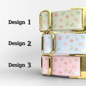 Puede incluir: Primer plano de tres collares para perros con estampados florales en colores pastel. El dise&ntilde;o 1 es verde claro, el dise&ntilde;o 2 es azul claro y el dise&ntilde;o 3 es rosa. Cada collar tiene una hebilla de metal dorado y el texto "Design 1", "Design 2" y "Design 3".