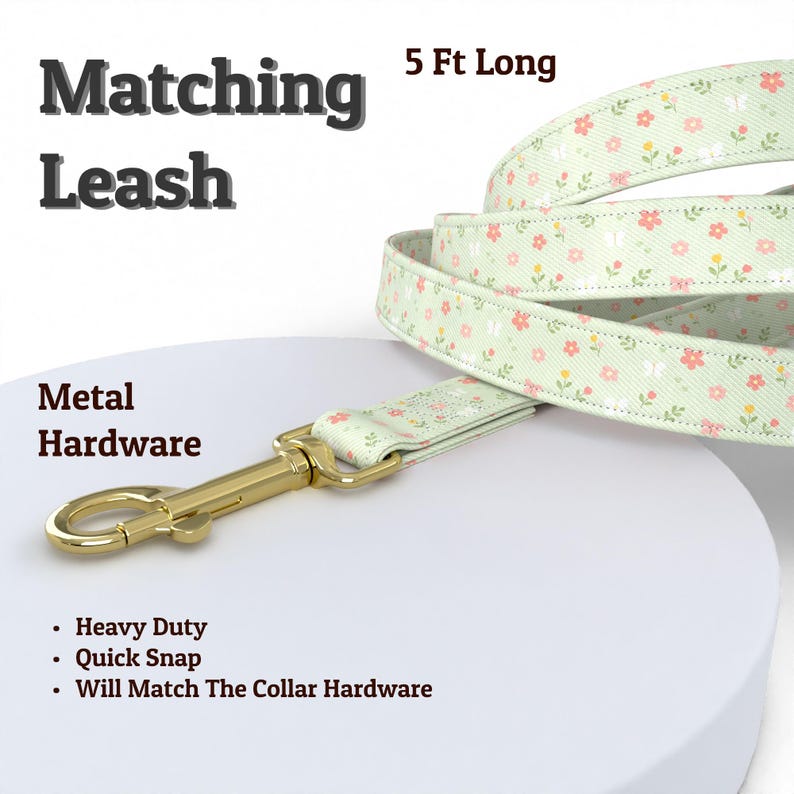 Puede incluir: Una correa para perros de 152 cm de largo con un estampado floral en rosa, amarillo y blanco sobre un fondo verde claro. La correa tiene herrajes met&aacute;licos y el texto "Matching Leash" y "Metal Hardware". Incluye construcci&oacute;n resistente y cierre r&aacute;pido.