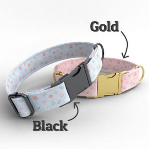 Puede incluir: Dos collares para perros con estampados florales. Uno es azul claro con una hebilla negra, el otro es rosa con una hebilla dorada. Los collares presentan peque&ntilde;as flores y mariposas.