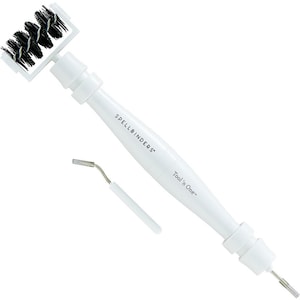 Peut inclure: Un outil de bricolage blanc Spellbinders Tool 'n One avec une tête de brosse et un petit outil en métal. La tête de brosse a des poils noirs. L'outil est conçu pour l'artisanat et les projets papier.