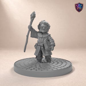 Gnom-Magier mit Stab und Zauberbuch – 3D-Druck 32/54/75-mm-Resin-Miniatur, unbemalt – für DnD & Tabletop-Rollenspiele