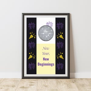 Puede incluir: Impresión enmarcada con un tema de Año Nuevo. El diseño presenta una bola de discoteca, fuegos artificiales y petardos. El texto "New Year, New Beginnings" se muestra en una fuente elegante. La combinación de colores incluye negro, blanco, amarillo y morado.
