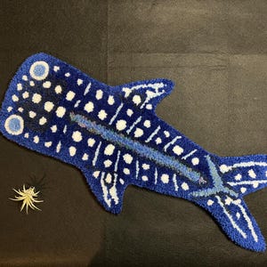 Alfombra de tiburón ballena con mechones: diseño original hecho a mano con hilo mixto, suave y esponjosa, ideal para suelos y paredes.
