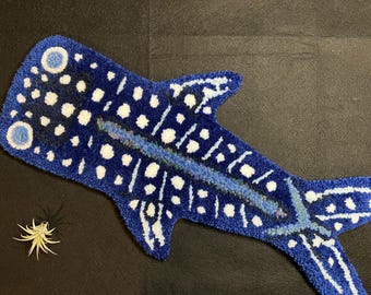 ジンベイザメのタフテッドラグ - ハンドメイドのミックスヤーンオリジナルデザイン、柔らかくふわふわの床と壁の装飾