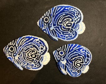 Tappeto trapuntato con pesce angelo imperatore giovane, sottobicchiere con pesce a spirale blu, decorazione da parete con pesce oceanico peloso