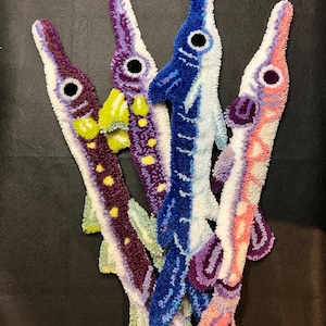 Alfombra con diseño de pez espada y aguja, hecha a mano con motivos de peces, ideal para decoración de paredes y suelos, o como alfombrilla para teclado de escritorio.