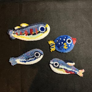 Llavero con varios peces mechones, decoración de pared de peluche de pez peludo, minialfombra oceánica