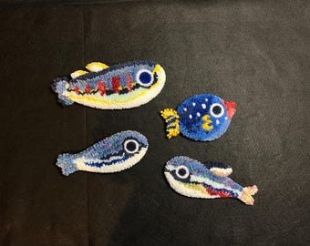 Llavero con varios peces mechones, decoración de pared de peluche de pez peludo, minialfombra oceánica