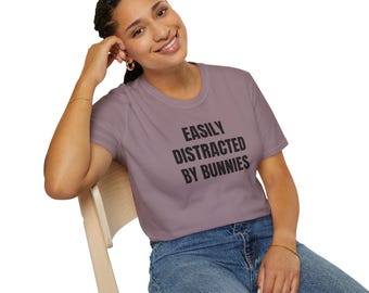 Camiseta "Fácilmente distraído por conejos" / Linda camiseta para amantes de los conejos / Regalo para mamá conejo / Camiseta acogedora para amantes de los animales