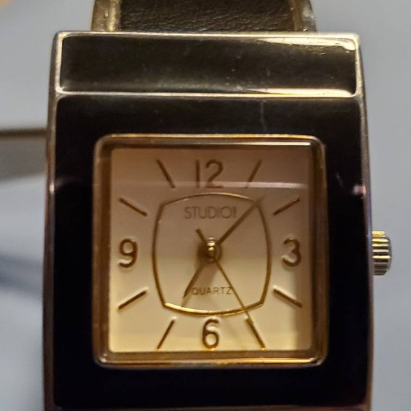 Ladies cuff art deco watch black enamel and goldtone new battery keeps perfect time used