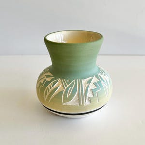 Kanuho Navajo keramikvas med blå och grön toning, Sgraffito-design, Mesa Verde sydvästra amerikansk indiankeramik, pastellfärgad keramik