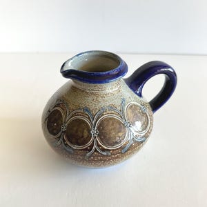 Signierte Wim Mühlendyck Keramik Krug Studio Keramik MCM Steinzeug Milchkännchen, Blau Braun Glasur Vase im skandinavischen Stil von Wim Muhlendyck
