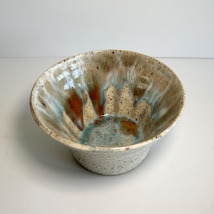 Ciotola in gres blu e marrone screziato con smalto a goccia, realizzata al tornio, versatile e ideale come regalo per compleanni o occasioni speciali.