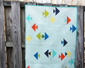 mod Fishies: tiro y gemelas bebé moderno edredón pescado w por QuiltStory historia del edredón