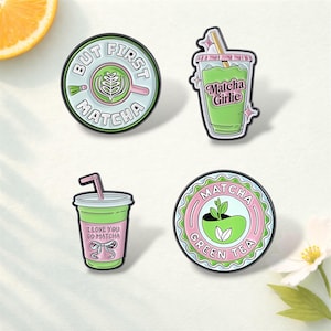 Puede incluir: Cuatro pines de esmalte con diseños temáticos de matcha. Un pin dice "But First Matcha" con un diseño de arte latte. Otro dice "Matcha Girlie" con una bebida de matcha. Los otros dos pines dicen "I Love You So Matcha" y "Matcha Green Tea".