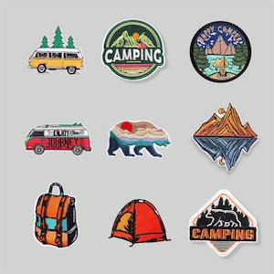 Puede incluir: Colección de parches bordados de temática camping. Incluyen una furgoneta amarilla, una furgoneta roja con el texto "Enjoy the Journey", un oso, una mochila, una tienda de campaña y diseños de camping con montañas y árboles.