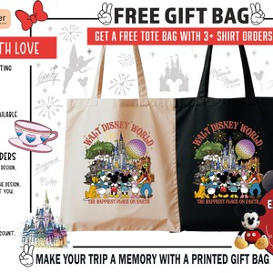 Może przedstawiać: Dwie torby typu tote, jedna beżowa i jedna czarna, przedstawiają kolorową grafikę postaci Disneya i napis "Walt Disney World". Torby mają uchwyty i frazę "The Happiest Place on Earth". Widoczna jest r&oacute;wnież czerwona kokarda i pluszowy Myszka Miki.