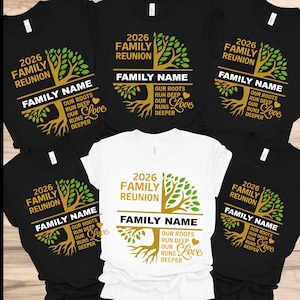K&ouml;nnte beinhalten: Eine Auswahl an schwarzen und wei&szlig;en T-Shirts mit einem Familienfeier-Design. Das Design enth&auml;lt den Text "2026 Family Reunion" und "Family Name" mit einer Baumgrafik und dem Satz "Our Roots Run Deep, Our Love Runs Deeper."