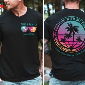 Puede incluir: Camiseta negra con un gráfico colorido en la parte delantera que dice "SMITH FAMILY Cruise 2026". La parte trasera de la camiseta tiene un diseño circular con palmeras y el texto "Cruisin' With My Crew".