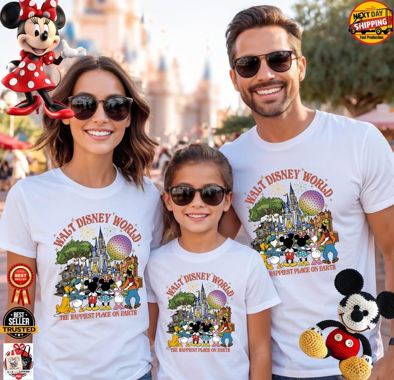 Może przedstawiać: Trzy osoby w białych koszulkach z grafiką "Walt Disney World" i napisem "The Happiest Place on Earth". Grafika zawiera postacie z kresk&oacute;wek i zamek. Rodzina uśmiecha się i nosi okulary przeciwsłoneczne.