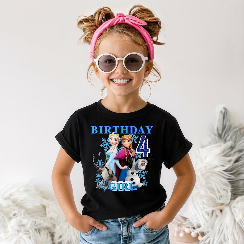 Może przedstawiać: Czarny t-shirt z grafiką przedstawiającą postacie z filmu "Kraina Lodu", słowem "URODZINY", cyfrą "4" i słowem "DZIEWCZYNKA" w kolorze niebieskim. Koszulka jest noszona przez młodą dziewczynę w okularach przeciwsłonecznych i r&oacute;żowej opasce.