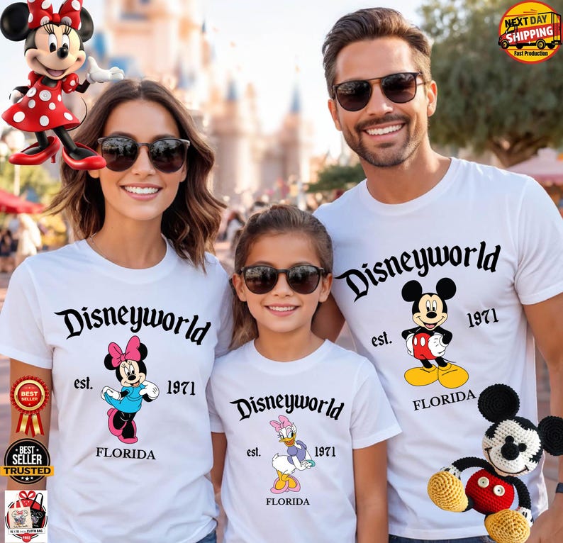 Op de afbeelding: Witte T-shirts met "Disneyworld" in zwart script, met Minnie Mouse, Mickey Mouse en Daisy Duck. Elk shirt heeft "est. 1971" en "FLORIDA" eronder. Een familie draagt de shirts.