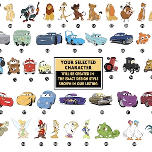 Op de afbeelding: Een verzameling illustraties van stripfiguren, waaronder personages uit Disney's The Lion King, Cars en andere animatiefilms. De afbeelding bevat de tekst: "UW GESELECTEERDE PERSONAGE WORDT GEMAAKT IN DE PRECIES DEZELFDE ONTWERPSTIJL ALS GETOOND IN ONZE AANBIEDING."