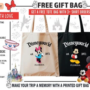 Op de afbeelding: Twee draagtassen, &eacute;&eacute;n beige en &eacute;&eacute;n zwart, met "Disneyworld" erop gedrukt. De beige tas heeft Minnie Mouse, en de zwarte tas heeft Mickey Mouse. Beide tassen hebben "est. 1971 FLORIDA" onder de karakters gedrukt. De afbeelding bevat ook tekst over gratis cadeauzakjes.