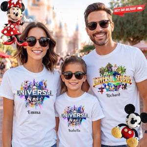Könnte beinhalten: Weiße T-Shirts mit Universal Studios-Grafiken. Die Shirts zeigen das Wort "Universal" mit Cartoon-Charakteren. Die Familie trägt Sonnenbrillen. Die Namen "Emma", "Isabella" und "Richard" sind auf die Shirts gedruckt.