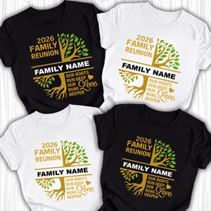 K&ouml;nnte beinhalten: Vier T-Shirts, zwei schwarze und zwei wei&szlig;e, mit einem Familienfeier-Design. Das Design enth&auml;lt das Jahr "2026", eine Baumgrafik und den Text "Family Name", "Our Roots Run Deep" und "Love".
