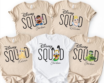 Camisetas de Disney Squad personalizadas con nombre y personaje, ideal como regalo de vacaciones para grupos familiares.