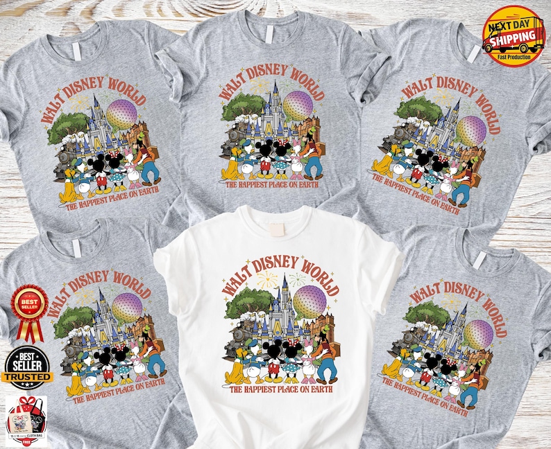 Może przedstawiać: Kilka szarych i białych koszulek z grafiką Disneya. Projekt zawiera postacie i zabytki z tekstem "WALT DISNEY WORLD" i "THE HAPPIEST PLACE ON EARTH" w stylu retro.