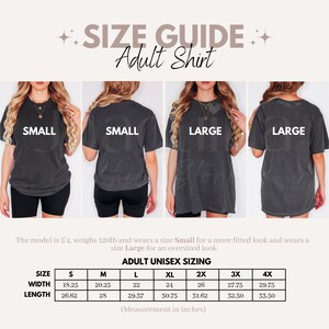 Pu&ograve; includere: Guida alle taglie per magliette unisex per adulti. La guida include le misure in pollici per le taglie dalla S alla 4X. La modella &egrave; alta 1,63 m e pesa 54 kg, indossa una Small per un look aderente e una Large per un look oversize. La larghezza della maglietta varia da 46,36 cm a 75,57 cm.