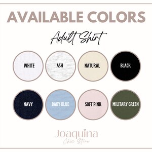 Pu&ograve; includere: Grafica che mostra i colori disponibili per una maglietta da adulto. I colori includono bianco, cenere, naturale, nero, blu navy, azzurro, rosa tenue e verde militare. Il testo "Joaquina Chic Store" &egrave; in basso.