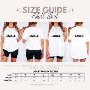 Pu&ograve; includere: Guida alle taglie per magliette unisex da adulto. L'immagine mostra una modella che indossa una maglietta bianca nelle taglie Small e Large. La tabella delle taglie include misure in pollici per le taglie XS a 4X, con larghezze da 41,9 a 76,2 cm e lunghezze da 68,6 a 86,4 cm.