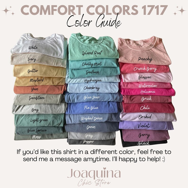 Pu&ograve; includere: Una guida ai colori mostra pile di magliette in varie tonalit&agrave;, tra cui bianco, avorio e senape. La guida presenta anche tonalit&agrave; come scogliera dell'isola, pesca e bacca. Il testo in alto recita "COMFORT COLORS 1717 Color Guide."