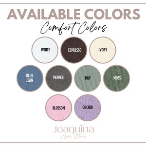 Pu&ograve; includere: L'immagine mostra una tabella dei colori con i testi "AVAILABLE COLORS" e "Comfort Colors". La tabella presenta nove campioni di colore circolari etichettati: Bianco, Espresso, Avorio, Blue Jean, Pepe, Baia, Muschio, Fiore e Orchidea. Il nome del negozio "Joaquina Chic Store" &egrave; in basso.