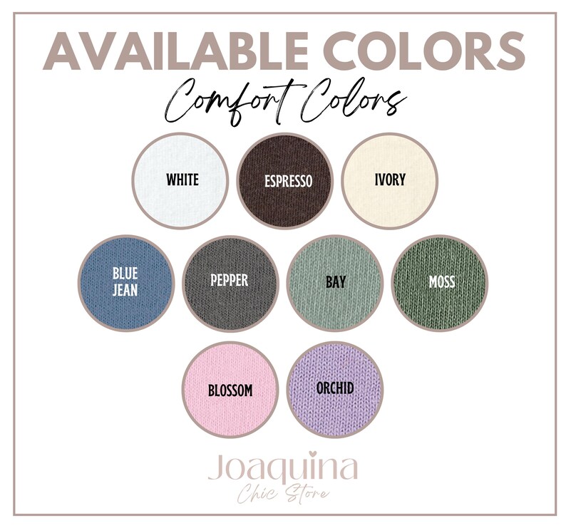 Pu&ograve; includere: L'immagine mostra una tabella dei colori con i testi "AVAILABLE COLORS" e "Comfort Colors". La tabella presenta nove campioni di colore circolari etichettati: Bianco, Espresso, Avorio, Blue Jean, Pepe, Baia, Muschio, Fiore e Orchidea. Il nome del negozio "Joaquina Chic Store" &egrave; in basso.