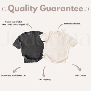Pu&ograve; includere: Due magliette a maniche corte, una grigio antracite e una color crema, sono esposte su uno sfondo chiaro. L'immagine include il testo "Garanzia di qualit&agrave;", "I colori rimangono brillanti! Non sbiadiscono, si rompono o si sfaldano", "Materiale premium", "Stampato e realizzato negli Stati Uniti" e "100% cotone".