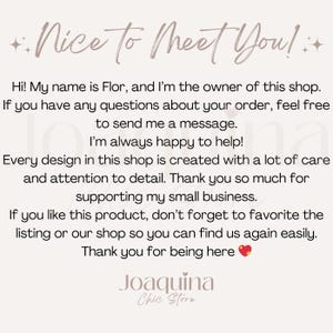 Pu&ograve; includere: Grafica beige chiaro con il testo "Nice to Meet You!" e un messaggio dalla proprietaria del negozio, Flor. Il messaggio ringrazia i clienti per il loro supporto e li incoraggia a mettere il negozio tra i preferiti. Il nome del negozio "Joaquina Chic Store" &egrave; in basso.