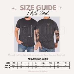Pu&ograve; includere: Una guida alle taglie per magliette unisex per adulti. La guida include le misure di larghezza e lunghezza in pollici, che vanno da XS a 4X. Il testo "SIZE GUIDE" e "Adult Shirt" sono in alto. Il modello &egrave; alto 1,83 m, pesa 81,6 kg e indossa una taglia Large.