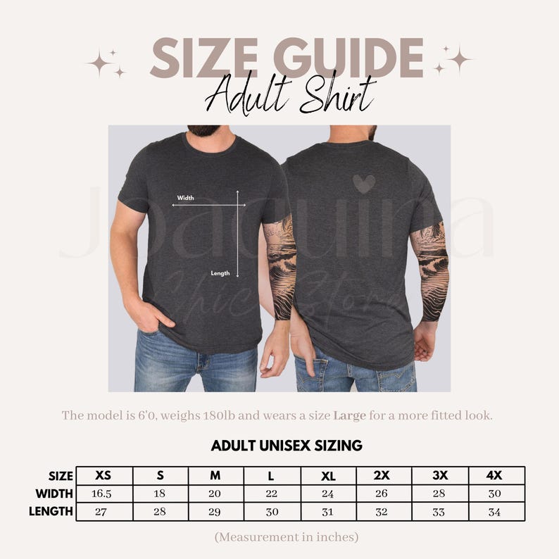 Pu&ograve; includere: Una guida alle taglie per magliette unisex per adulti. La guida include le misure di larghezza e lunghezza in pollici, che vanno da XS a 4X. Il testo "SIZE GUIDE" e "Adult Shirt" sono in alto. Il modello &egrave; alto 1,83 m, pesa 81,6 kg e indossa una taglia Large.