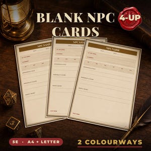 Op de afbeelding: Drie crèmekleurige, rechthoekige NPC-kaarten met bruine randen en gedrukte tekstvelden voor karakterdetails. De kaarten bevatten secties voor naam, ras, rol, statistieken en persoonlijkheid. Een veer, dobbelstenen en een lantaarn zijn zichtbaar.