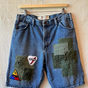 Individuell handgenähte Sashiko-Denim-Shorts, Vintage-reparierter Boro-Patchwork-Denim, Upcycling-Militärpatch