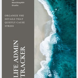 Könnte beinhalten: Ein Life Admin Tracker-Cover mit einer Strandszene. Die linke Seite ist ein dunkelgraues Feld mit weißem Text, der vertikal "LIFE ADMIN TRACKER" und "ORGANIZE THE DETAILS THAT QUIETLY CAUSE STRESS" lautet. Oben steht "by NextStepNH Studio".