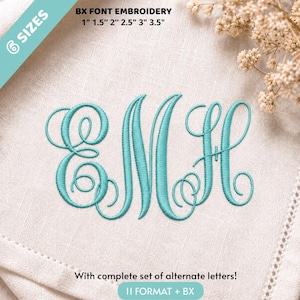Op de afbeelding: Een turquoise geborduurd monogram met de letters EMH in cursief schrift op een lichtbeige stof. De tekst BX FONT EMBROIDERY 2,5 cm 3,8 cm 5 cm 6,4 cm 7,6 cm 8,9 cm en With complete set of alternate letters! 11 FORMAT + BX is zichtbaar.
