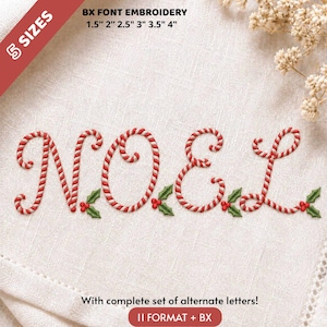 Op de afbeelding: Een borduurontwerp met het woord NOEL in een rood-wit gestreept zuurstokpatroon. Elke letter is versierd met groene hulstblaadjes en rode bessen. De tekst bevat BX FONT EMBROIDERY 1.5" 2" 2.5" 3" 3.5" 4".