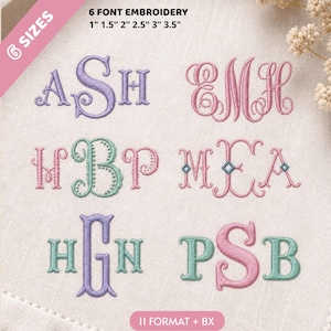 Op de afbeelding: Zes sets geborduurde monogramletters in verschillende lettertypes en kleuren, waaronder paars, roze en groenblauw. De tekst luidt 6 SIZES 6 FONT EMBROIDERY 1" 1.5" 2" 2.5" 3" 3.5" en 11 FORMAT + BX. De letters zijn geborduurd op een lichtbeige stof.